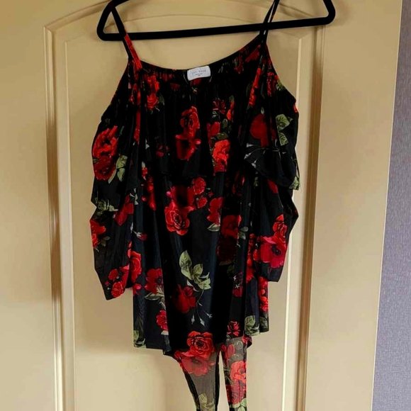 Ivy Rose Tops - Black top with red roses